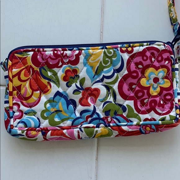 Vera Bradley White Wristlet! Fits iPhone 11! - Picture 4 of 5